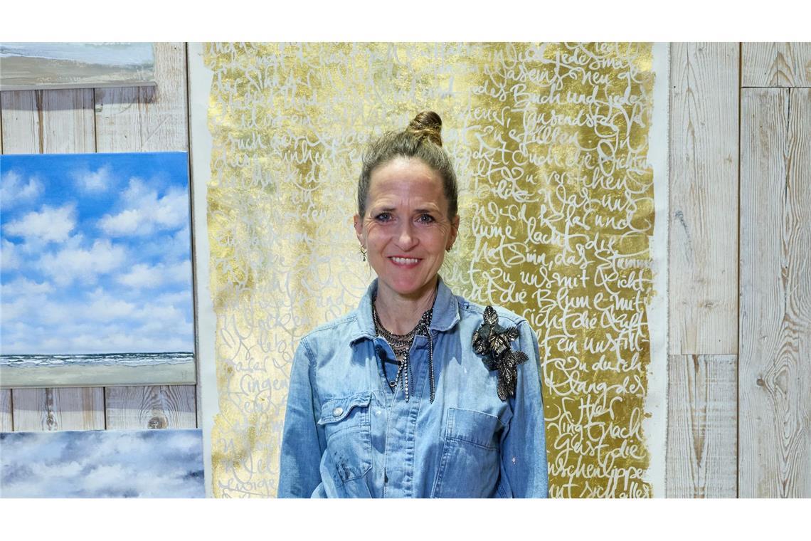 Ob auf Goldpapier, Porzellantellern, Schiffcontainern, nackte Haut oder Weihnachtskugel - Platz beschriftet alles, was sie gut findet.