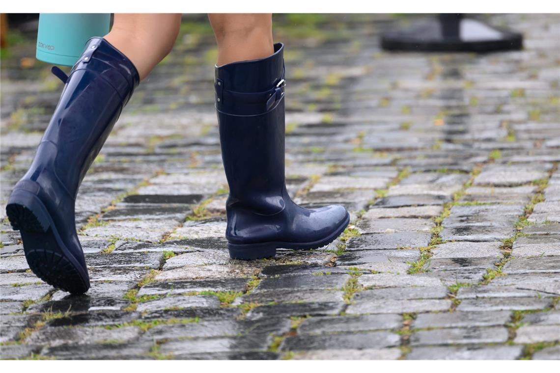 Warum Gummistiefel, Lack und Leder viele erregen Ob ein spezielles Material oder ein Gegenstand jemanden als sexueller Fetisch dient, hängt wesentlich davon ab, wer wie was wann und woträgt.