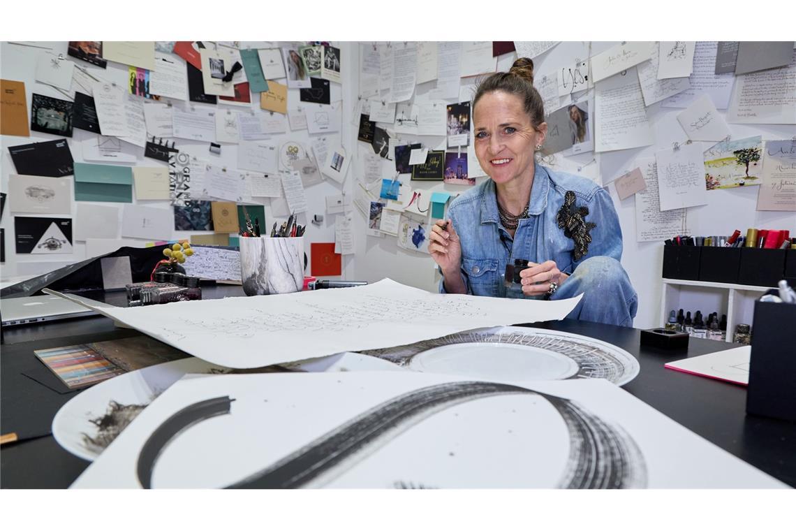 Ob Einladungs- oder Tischkarten, Signatur, Briefe oder Liebesschwüre - Jeannine Platz hat mit ihrer schwungvollen Schönschrift längst einen Platz in der High Society.