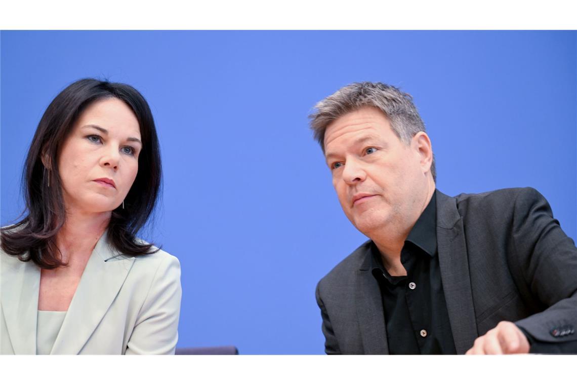 Habeck zieht sich aus der ersten Reihe der Grünen zurück Ob er sein Bundestagsmandat wahrnehmen will, ließ Habeck zunächst offen.