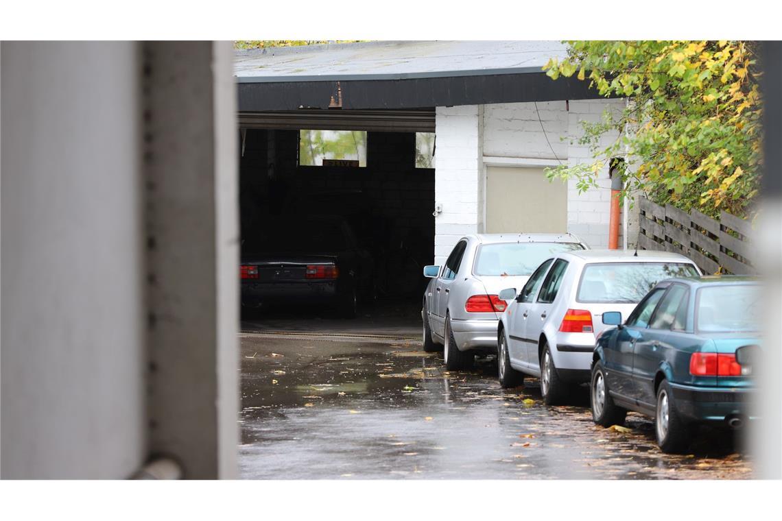 Ob es sich bei den Fundstücken um scharfe Schusswaffen handelt, wird noch untersucht.