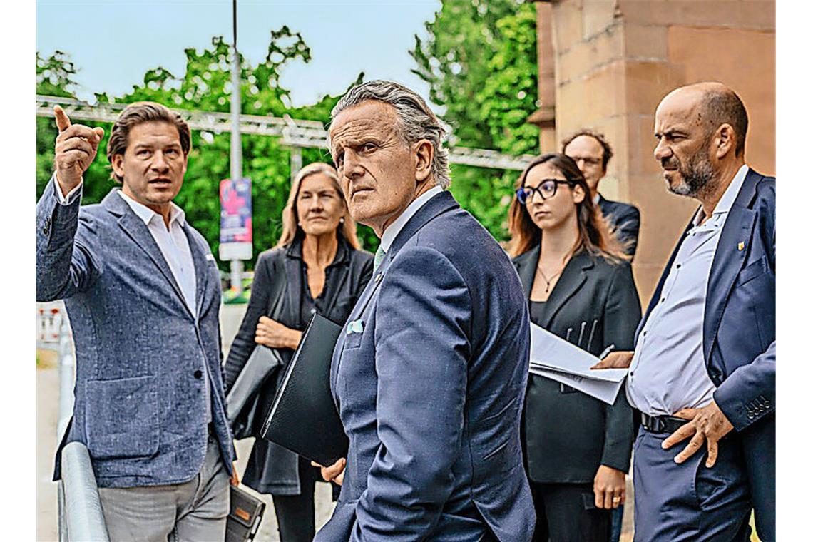 Nopper will Einzelhändlern helfen OB Frank Nopper (M.) machte sich auf einem Rundgang durchs Bohnenviertel ein Bild von der Situation.