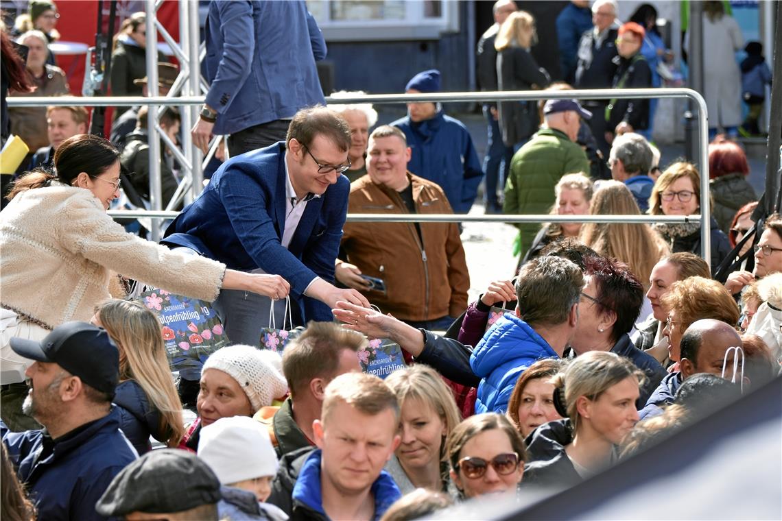 OB Maximilian Friedrich und Sigrid Göttlich eröffnen den Tulpenfrühling. 
