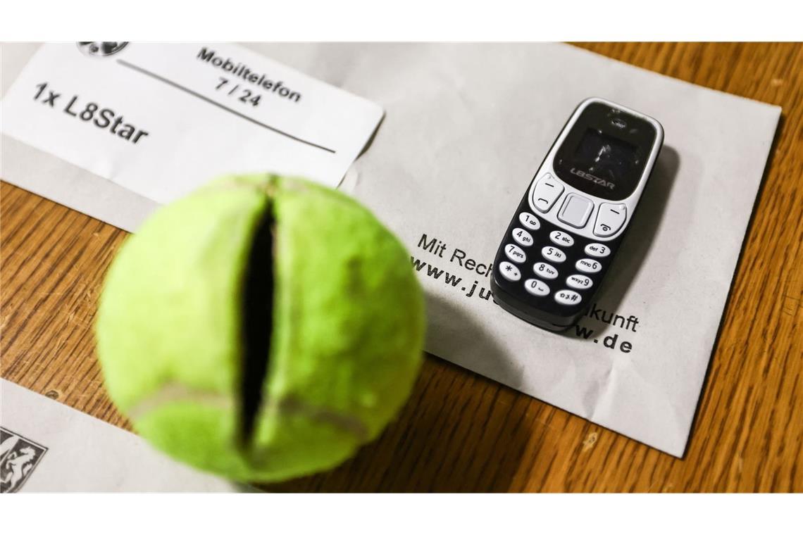 Ob per Post oder während eines Besuchs von Bekannten: Die Geräte landen auf verschiedensten Wegen bei den Gefangenen. (Symbolbild)