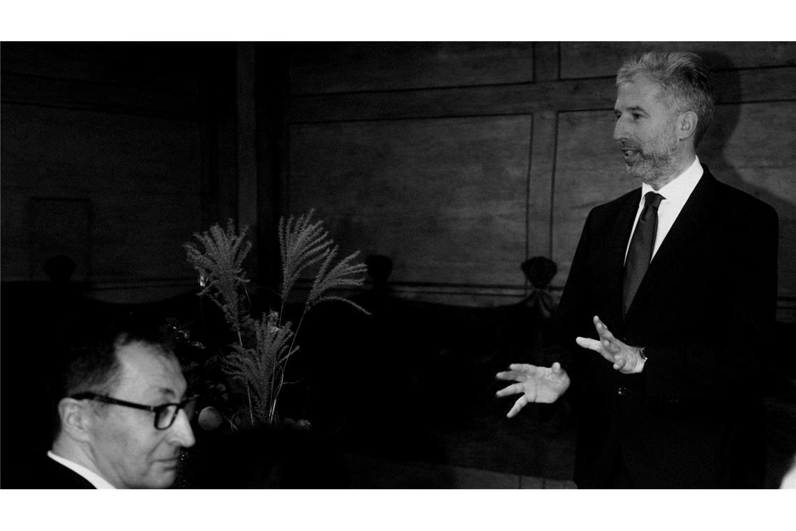 OB und Standesbeamter Palmer hält die nächtliche Traurede für das Brautpaar.