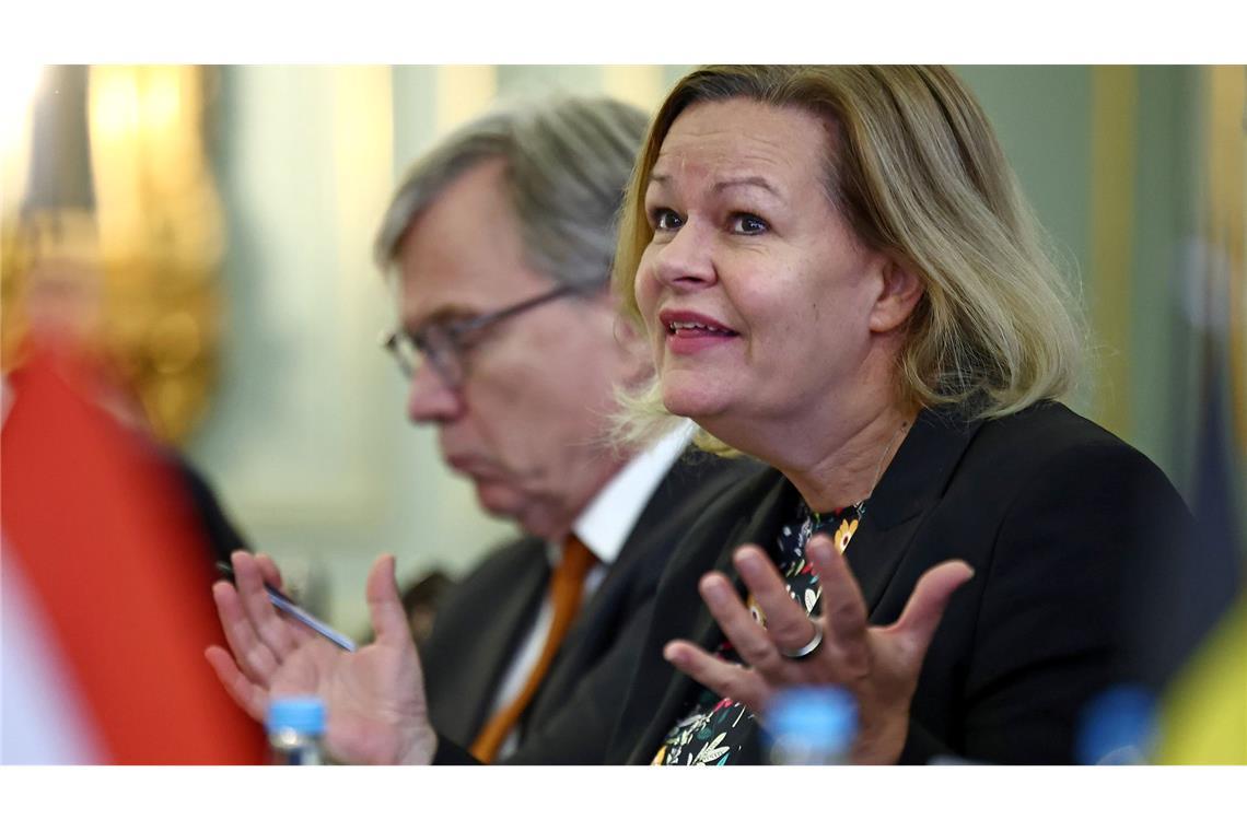 Faeser: Syrer könnten teilweise in Deutschland bleiben Ob und wann eine Rückkehr von Syrern sicher ist, wird sich aus Sicht von Bundesinnenministerin Nancy Faeser erst noch zeigen.