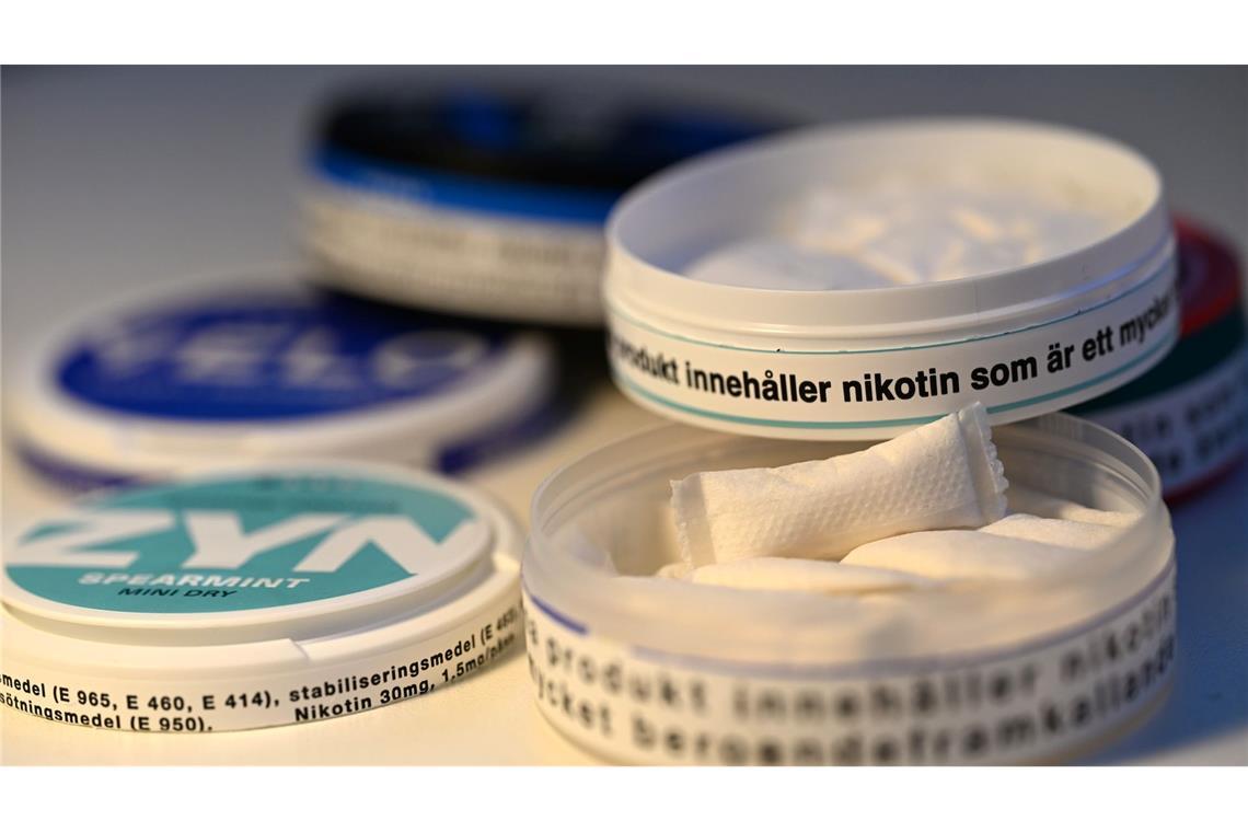 Nikotinbeutel in freien Verkauf? Firmen rühren Werbetrommel Ob Zyn von Philip Morris oder Velo von BAT - große Tabakkonzerne wollen lukrative Geschäfte machen mit den Pouches.