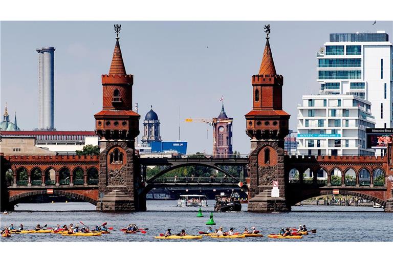 Oberbaumbrücke in Berlin: Touristen sollen künftig belohnt werden, wenn sie Müll sammeln.