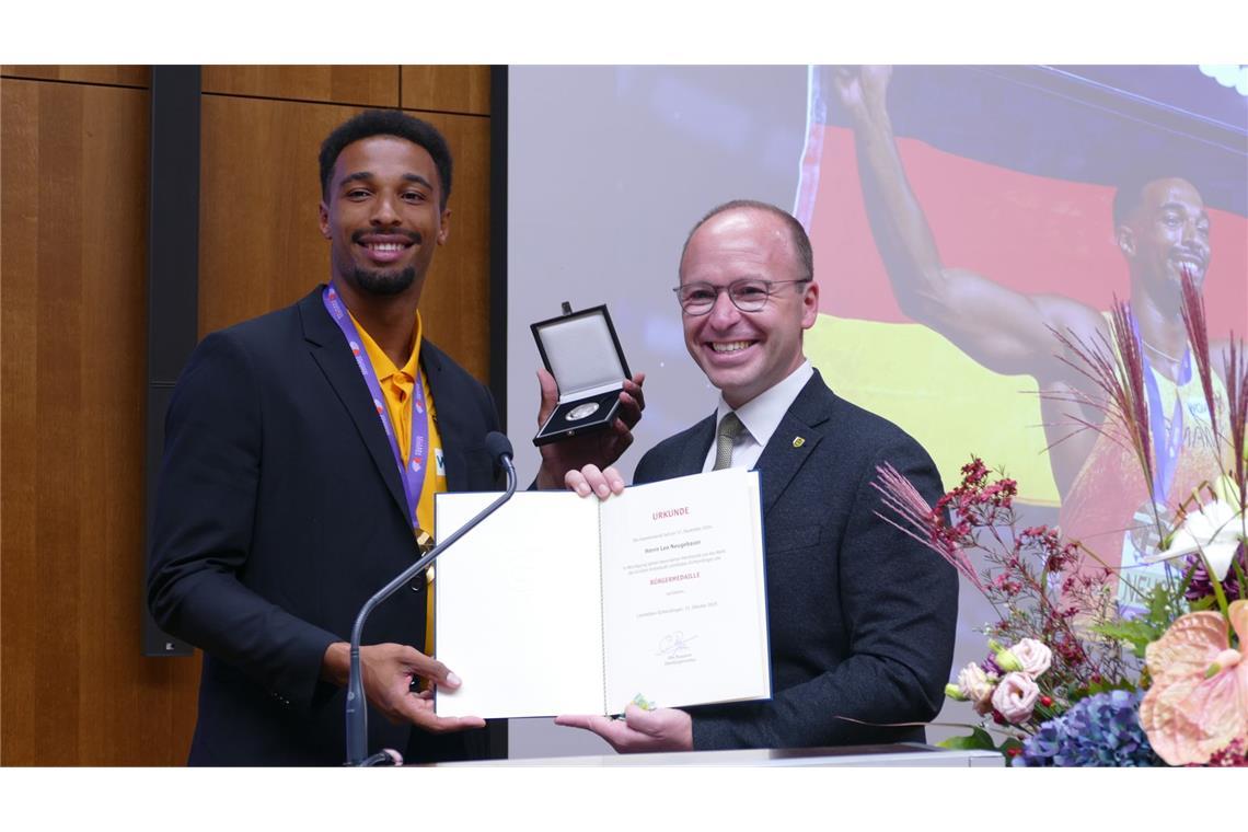 Zehnkampf-Weltmeister Leo Neugebauer erhält Bürgermedaille Oberbürgermeister Otto Ruppaner (rechts) verleiht Leo Neugebauer die Bürgermedaille.
