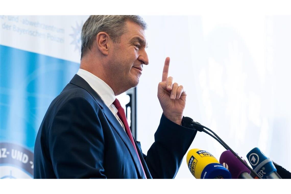 Oberlehrer Markus Söder: Der CSU-Chef und bayerische Ministerpräsident verordnet den Schulen im Freistaat eine patriotische Singstunde - Hymnen werden Pflicht.