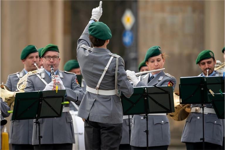 Oberstleutnant Reinhard Kiauka und das Musikkorps der Deutschen Streitkräfte spielen während der Ankunft von König Charles und Königin Camilla.