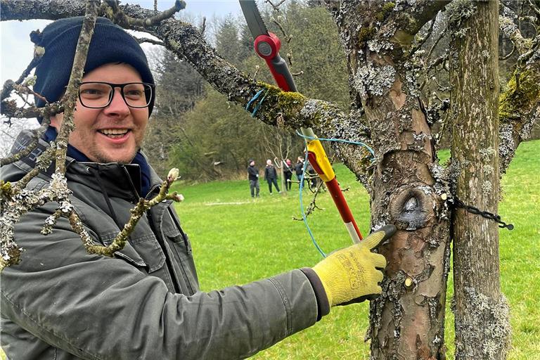 Obstbaumberater Adrian Klose zeigt, wie eine gut verheilte Schnittwunde am Baum aussieht. Foto: VOGL Murrhardt