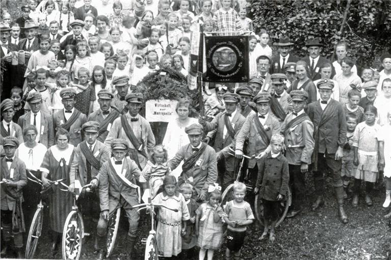 Obwohl es wirtschaftlich schwierige Zeiten waren, zeigten sich die Murrhardterinnen und Murrhardter aktiv, engagierten sich in Vereinen und gründeten auch neue Gruppen wie den „Radfahrerverein Murrquelle“ Vorderwestermurr. Foto: Stadtarchiv Murrhardt)