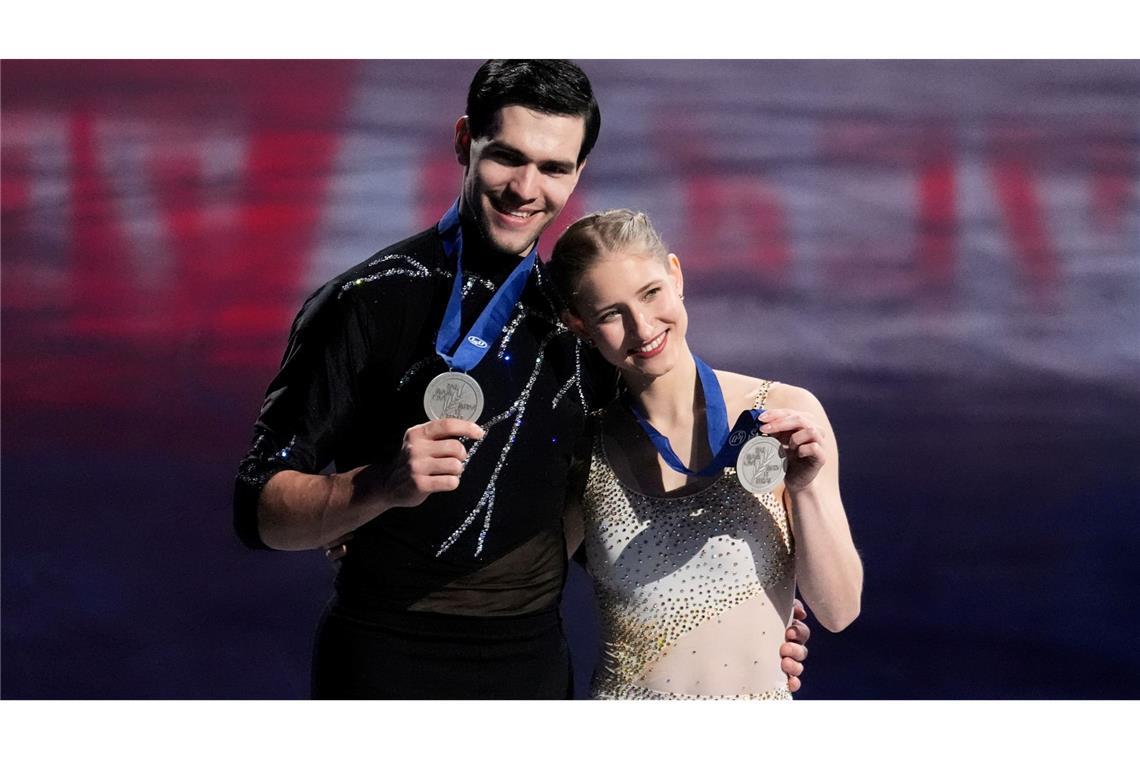 Hase/Wolodin jubeln über WM-Silber im Eiskunstlauf-Krimi Obwohl Gold zum Greifen nah war, freuten sich Nikita Wolodin (l) und Minerva Hase auch über Silber.