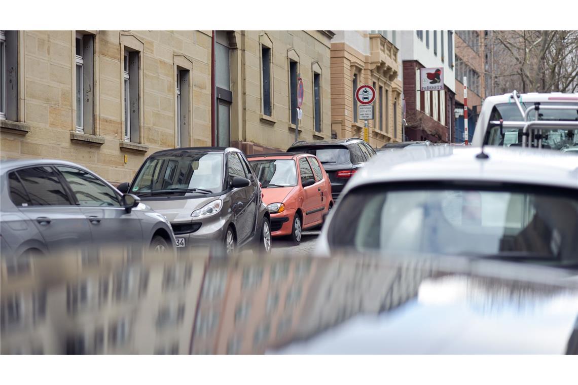 Obwohl Parkplätze rarer werden (hier in Stuttgart-West), wollen die Wenigsten aufs eigene Auto verzichten.