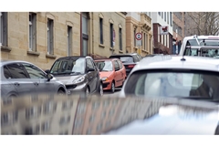 Obwohl Parkplätze rarer werden (hier in Stuttgart-West), wollen die Wenigsten aufs eigene Auto verzichten.