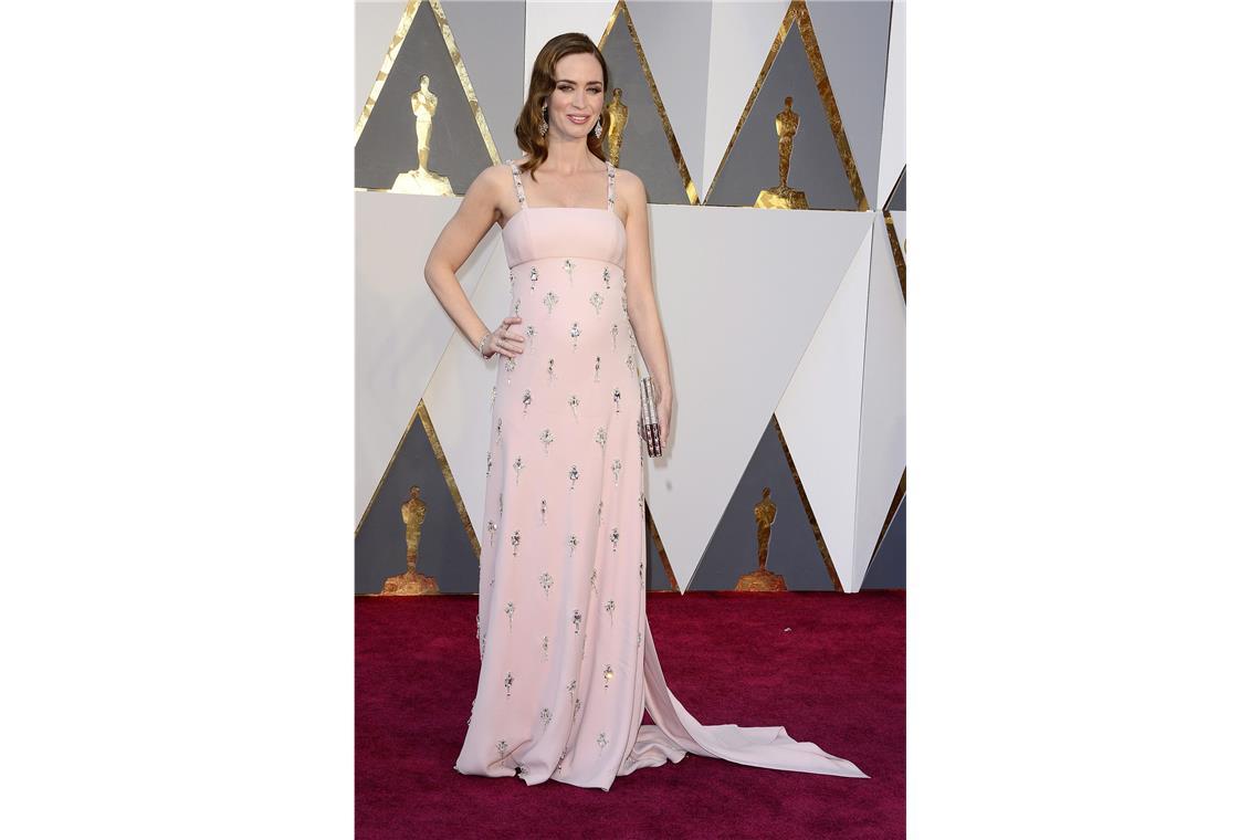 Die schlimmsten Oscar-Kleider aller Zeiten Och, <b>Emily Blunt</b> – so goldig unschuldig und mauerblümchenhaft wie bei den Oscars <b>2016</b> sind Sie doch eigentlich gar nicht.