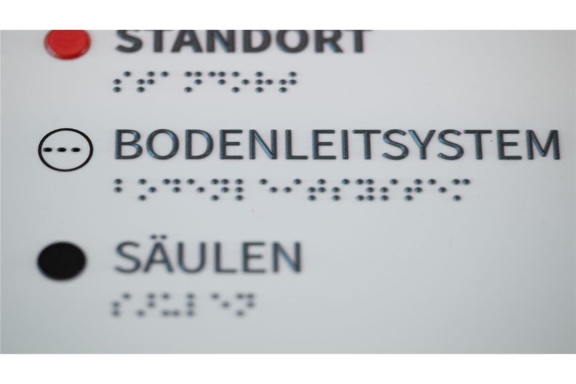 Mehrzahl der Städte liegt bei Inklusion zurück Öffentliche Gebäude sind häufig mit Informationen in Brailleschrift ausgestattet - wie hier in Dresden.