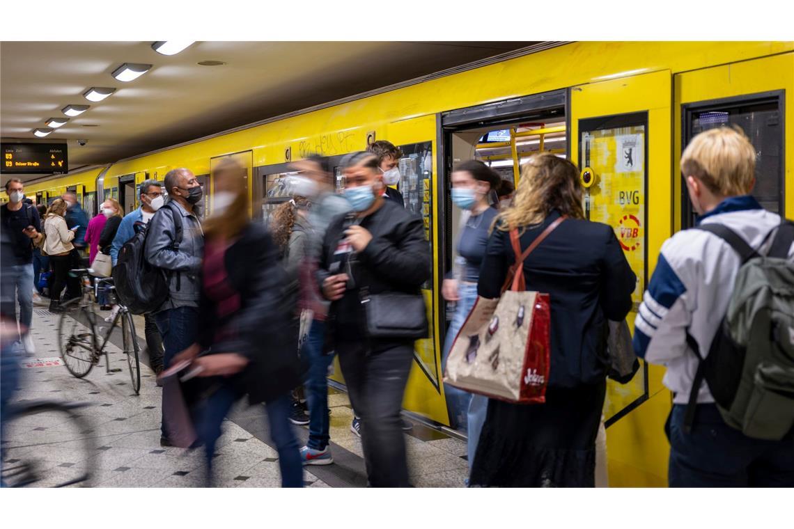 Skepsis gegenüber Klimaanlagen - typisch deutsch? Öffentlicher Nahverkehr in Deutschland - oft heiß und stickig. (Archivbild)