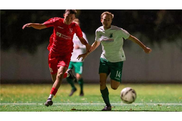 Oeffingens Kevin Ljan (links, daneben Luis Feyhl) trifft zweimal im Auswärtsspiel in Heimderdingen.