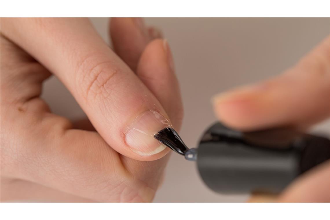 Transparente Nagellacke: Im Test überzeugen nicht alle Öko-Test untersuchte 20 unterschiedliche Nagellacke. (Symbolbild)