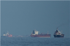 Öltanker und Frachtschiffe reihen sich in der Straße von Hormus auf, gesehen von Khor Fakkan.