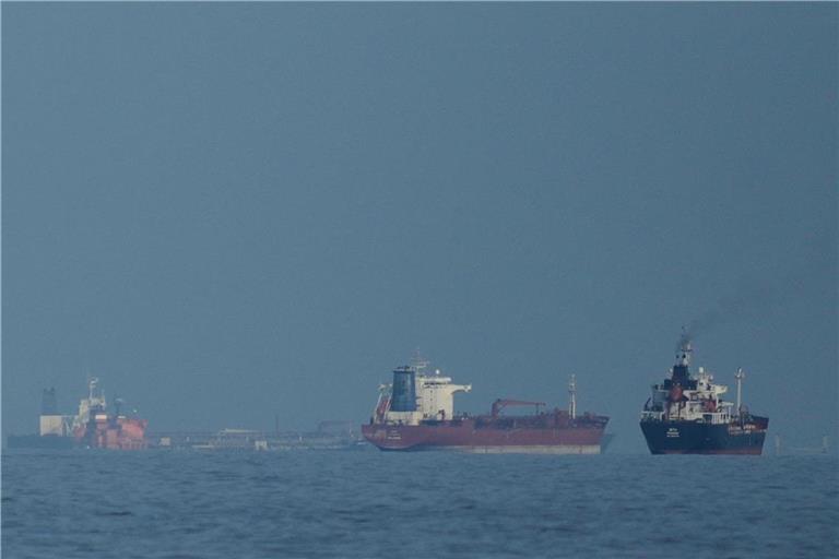 Öltanker und Frachtschiffe reihen sich in der Straße von Hormus auf.