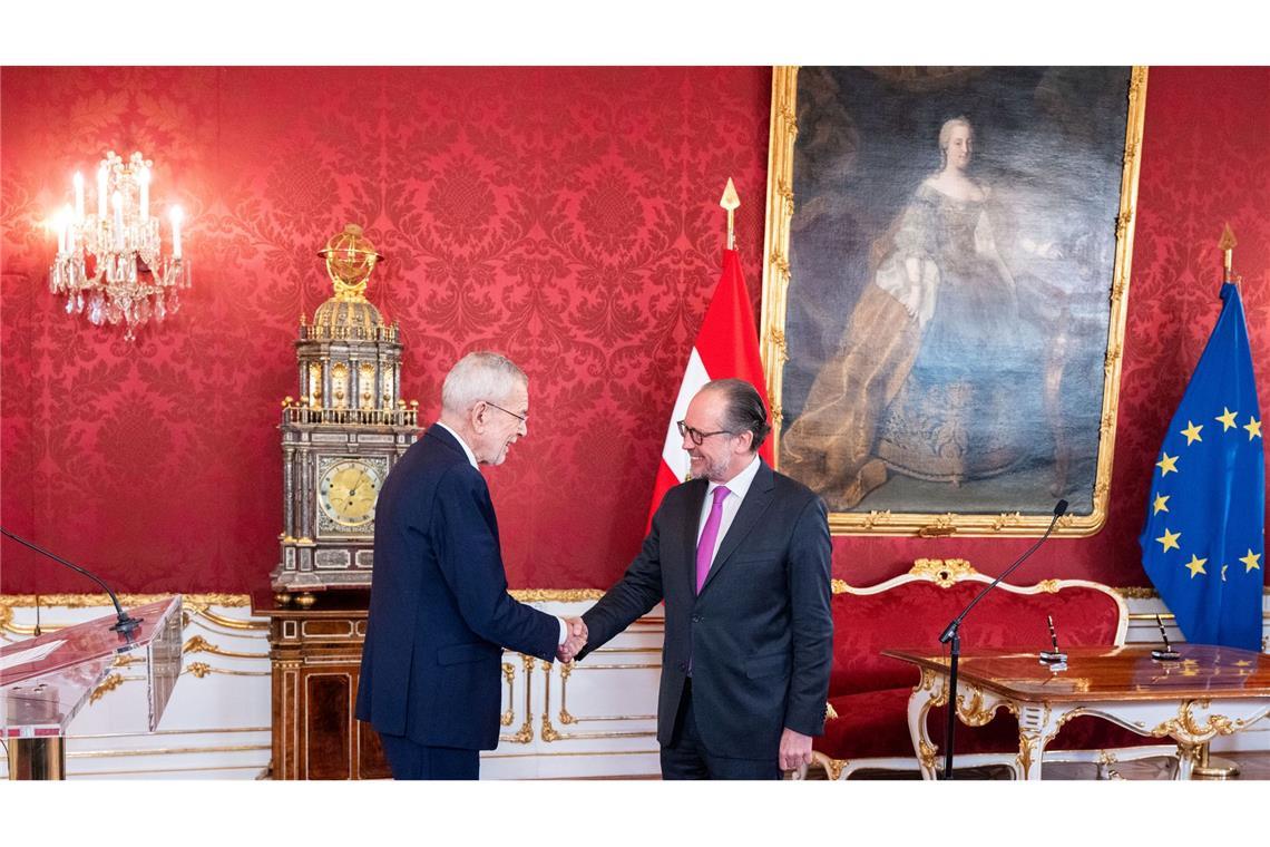 Österreich: Schallenberg ist geschäftsführender Kanzler Österreich hat mit Außenminister Alexander Schallenberg (r.) bis zur Vereidigung eines neuen Kabinetts einen geschäftsführenden Kanzler.