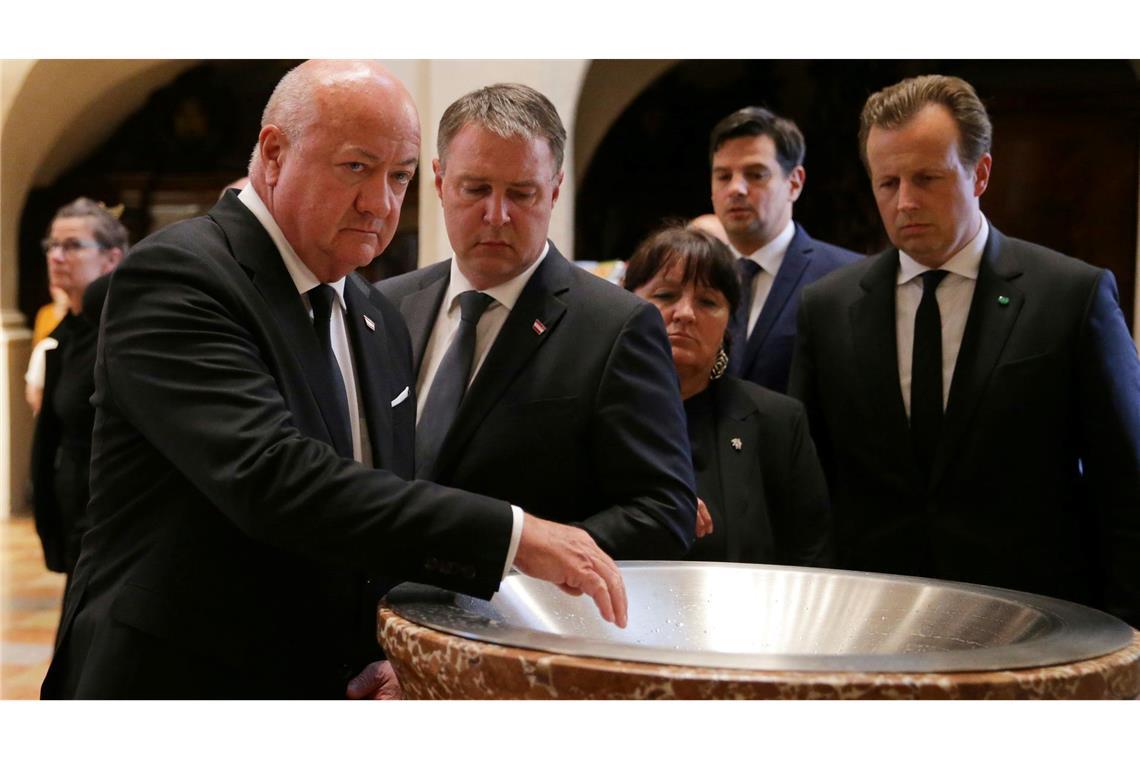 Bilder des Tages Österreichs Bundeskanzler Christian Stocker (l) und Vizekanzler Andreas Babler kommen zu einem Gedenkgottesdienst für die Opfer des Amoklaufs an einer Grazer Schule in den Dom der Stadt.
