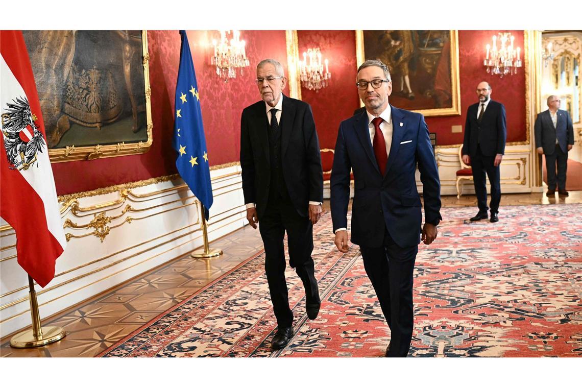 Rechte FPÖ bekommt Auftrag zur Regierungsbildung Österreichs Bundespräsident Alexander Van der Bellen (links) mit FPÖ-Chef Herbert Kickl.