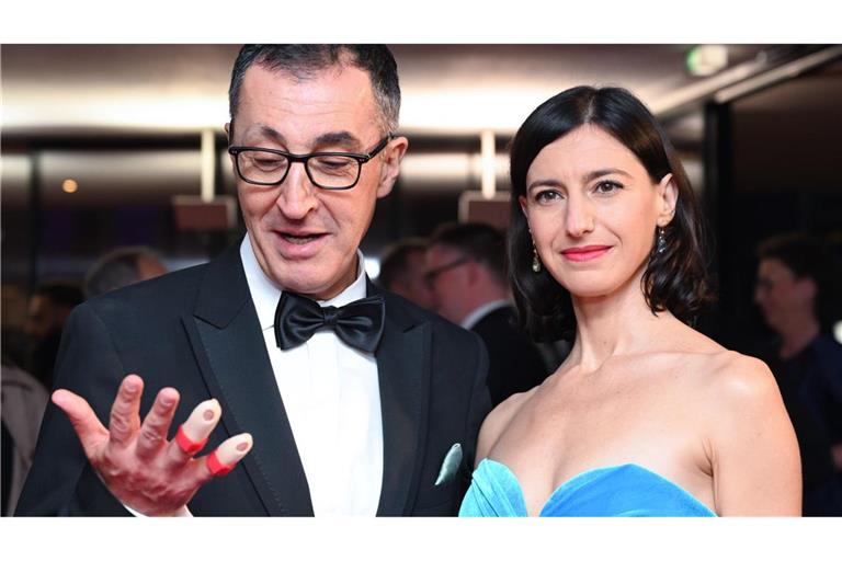 Özdemir mit gebrochenen Fingern und Partnerin Flavia Zaka beim Landespresseball 2025 in Stuttgart.