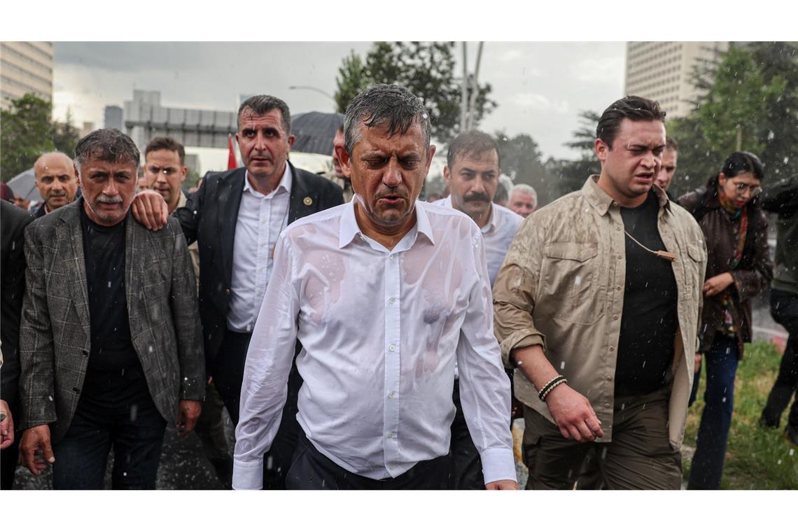 Özgür Özel trotzt dem Regen und seiner Absetzung als Parteichef