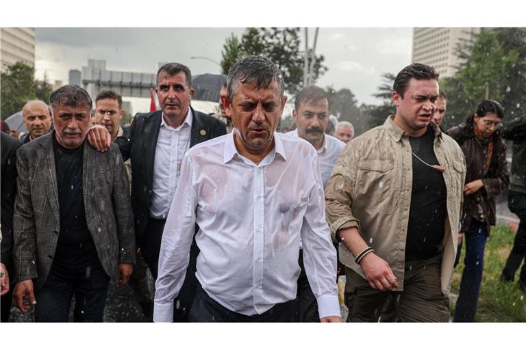 Özgür Özel trotzt dem Regen und seiner Absetzung als Parteichef