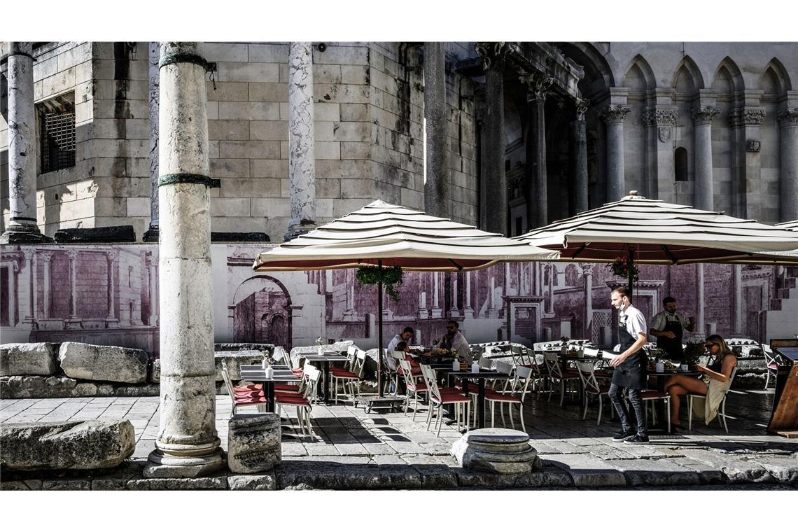 Der Kampf um die Kellner Offenbar ein rarer Anblick in diesem Sommer: Kellner in einem malerisch gelegenen Café im kroatischen Urlaubsort Split