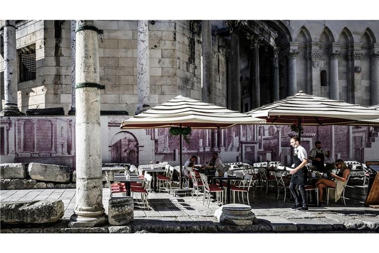 Offenbar ein rarer Anblick in diesem Sommer:  Kellner in einem malerisch gelegenen Café im kroatischen Urlaubsort Split