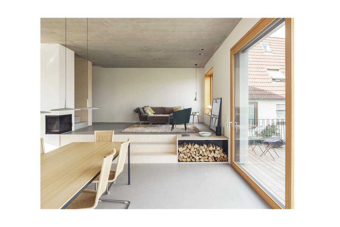 7 der besten Ideen für Wohnzimmer in Stuttgarter Architektenhäusern Offene Wohnbereiche wünschen sich häufig die Bauherrschaften, ebenso bei dem von Frey Architekten geplanten Haus in Stuttgart-Degerloch. Da ist der Wohn- vom Essbereich durch einige Sitzstufen voneinander getrennt. Die Schiebetüren . . .