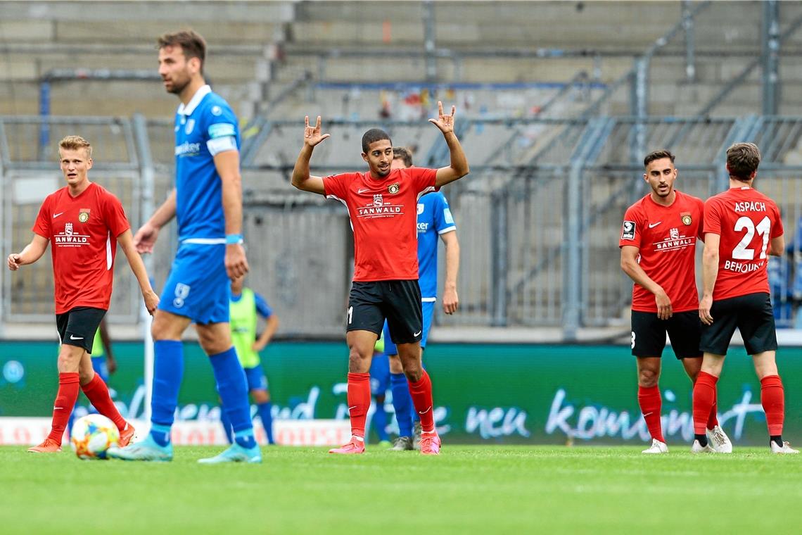 Großaspach glückt der Charaktertest Offensivmann Orrin McKinze Gaines (Mitte) bejubelt in der 68. Minute den Großaspacher 1:0-Siegtreffer beim gestrigen Drittliga-Spiel in Magdeburg. Foto: M. Täger