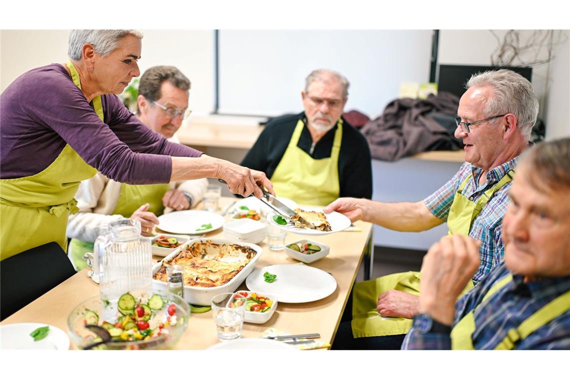 Etwas Salz, viel Seele – Wie ein Kochkurs Witwern Mut macht Offiziell heißt der Termin "Das Leben wieder schmecken: Kochkurs für trauernde Männer"
