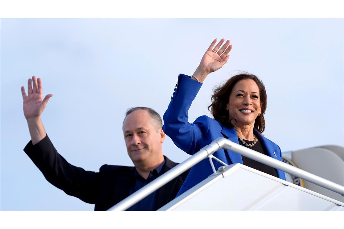 Kandidatin der Demokraten: Wer ist Kamala Harris? Oft neben der demokratischen US-Präsidentschaftskandidatin Kamala Harris: Ihr Ehemann Doug Emhoff, der seit 2021 der erste Second Gentleman des Landes ist. (Archivbild)