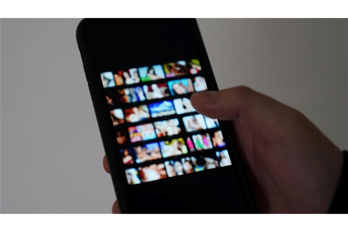 Sextortion: Vom Flirt zur Erpressung Oft schicken Täter zuerst selbst ein Nacktfoto von sich - ein Trick, um Vertrauen zu gewinnen. (Symbolbild)