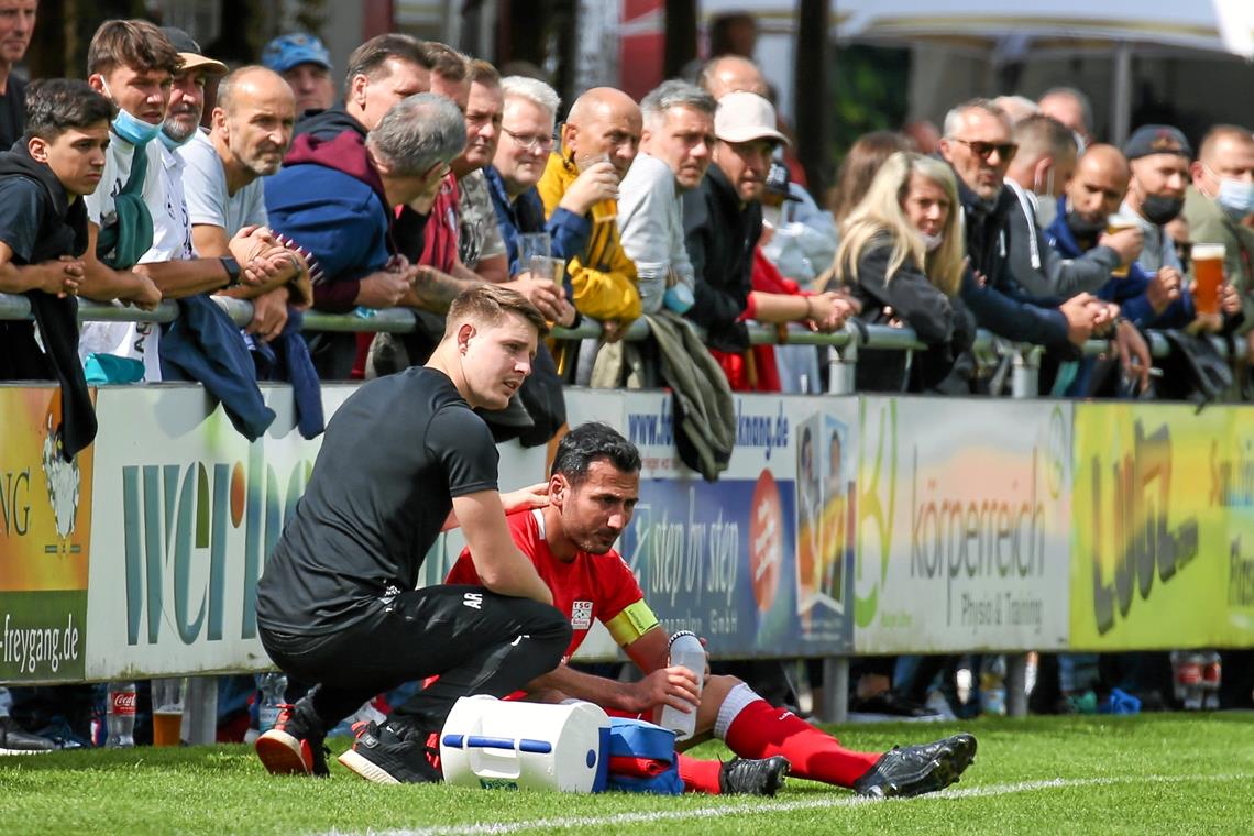 Doppelschlag beendet Backnanger Träume Oguzhan Biyik und die TSG am Boden. Erst musste der Kapitän nach einer Viertelstunde verletzt raus, dann verlor Backnang die 1:0-Führung und am Ende die gesamte Partie. Fotos: A. Becher