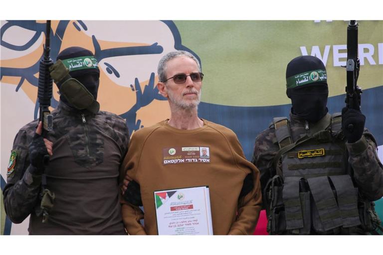 Ohad Ben Ami wird von Hamas-Kämpfern  dem Roten Kreuz übergeben.