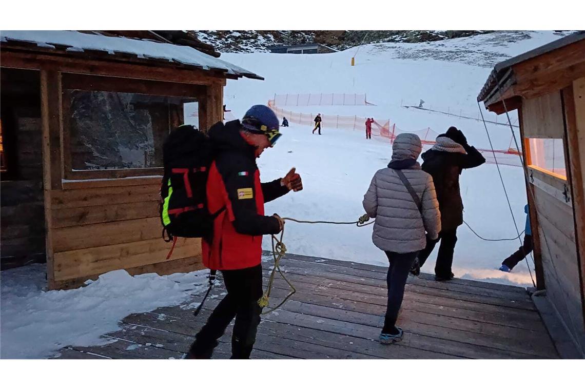 Italien: Etwa 150 Menschen saßen auf Bergstationen fest Ohne Hilfe von Einsatzkräften konnten sie nicht zu den Talstationen gelangen.