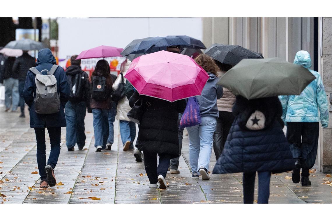Von wegen golden – mehr Regen und weniger Sonne im Oktober  als sonst Ohne Regenschirm ging zeitweise nichts (Archivbild).