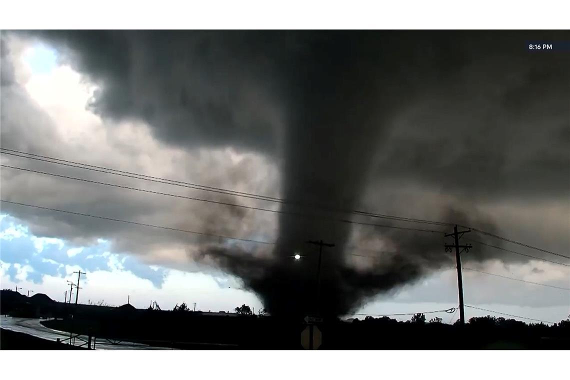 Oklahoma liegt mitten in der "Tornado Alley" (deutsch etwa: Tornado-Gasse), wo häufig Wirbelwinde entstehen - nun fegte wieder ein großer grauer Tornado-Trichter durch Teile des Bundesstaates.