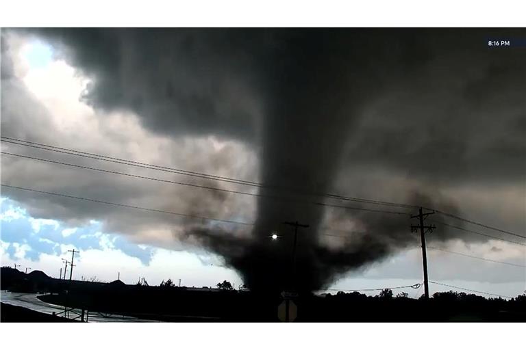 Oklahoma liegt mitten in der "Tornado Alley" (deutsch etwa: Tornado-Gasse), wo häufig Wirbelwinde entstehen - nun fegte wieder ein großer grauer Tornado-Trichter durch Teile des Bundesstaates.