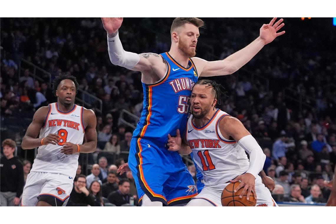 Oklahomas Isaiah Hartenstein (M) verletzte sich in der Partie gegen die New York Knicks an der Wade.