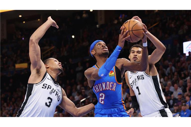 Oklahomas Shai Gilgeous-Alexander (M) erzielte 34 Punkte gegen die Spurs.