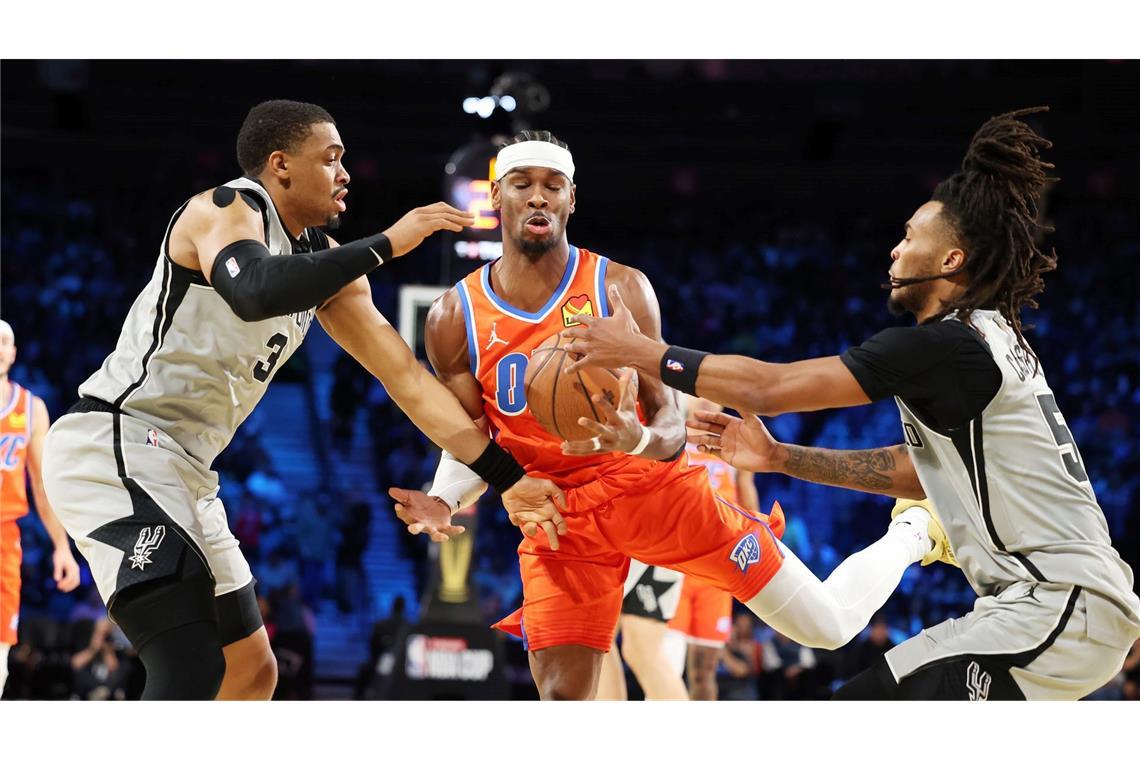 Oklahomas Superstar Shai Gilgeous-Alexander (M) kam gegen die Verteidigung der Spurs nicht zu seinem gewohnten Spiel.