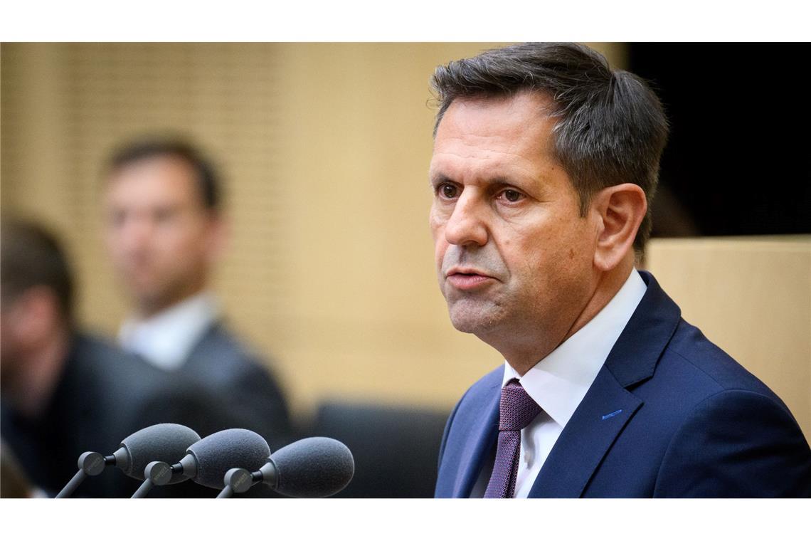Ministerpräsident Lies: E-Autos für alle attraktiver machen Olaf Lies setzt sich für günstigen Strom und steuerliche Vorteile beim E-Auto-Kauf ein. (Archivbild)